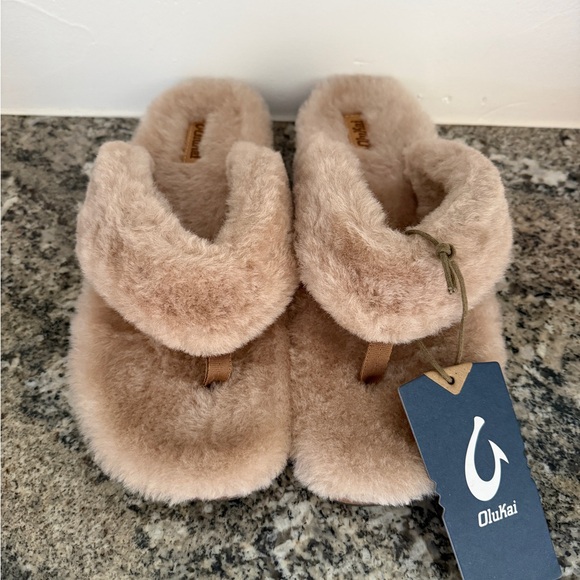 OluKai Shoes - Olukai Women's Tan Fuzzy Slippers, NWT, KIPE’A HEU, size 9